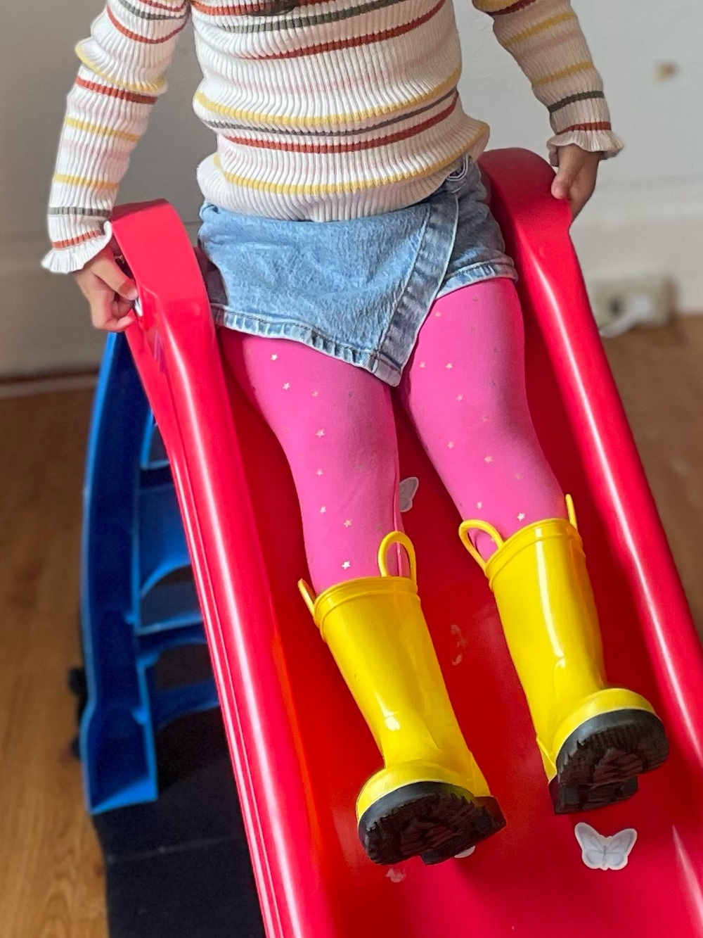 Mini Boden hot pink girls' leggings featuring a metallic gold star print.